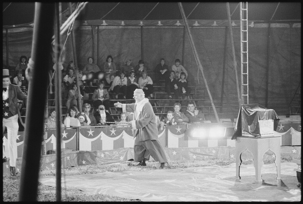 Two unidentified performers in circus act, Ipswich, July 1985