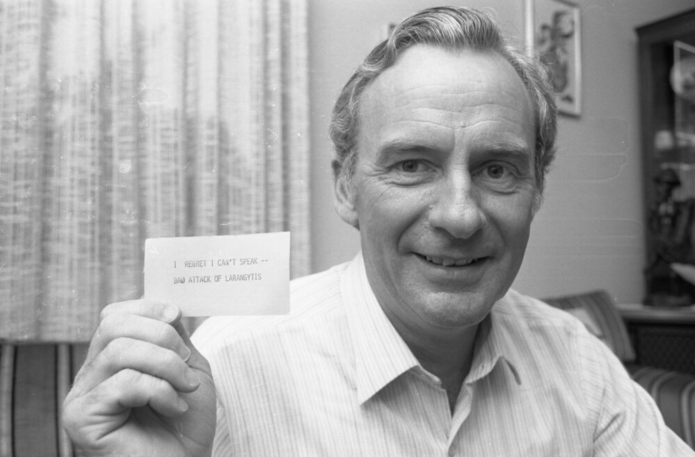 Bill Hayden with card explaining that he cannot speak due to laryngitis, Ipswich, September 1980
