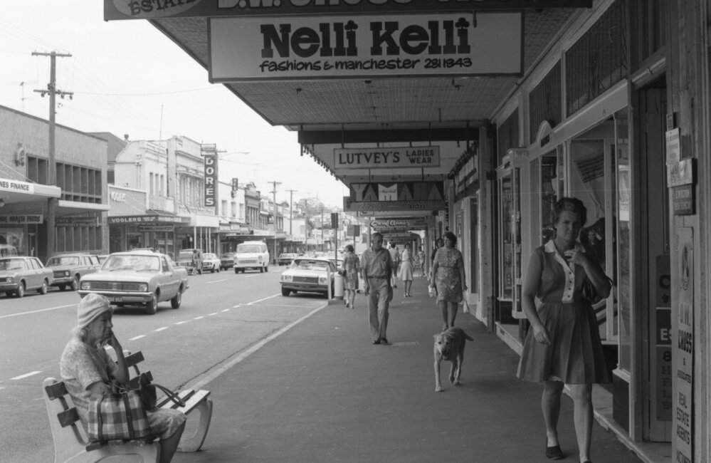 People shopping on Brisbane Street, Ipswich, 17th October 1977