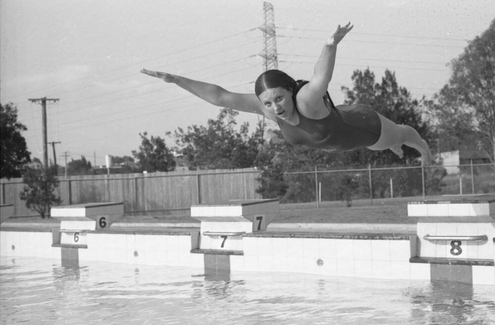 Carolyne Ronan diving at Jim Gardner Pool, Ipswich, 18th October 1977
