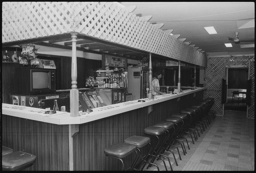 Unidentified bar with staff working, Ipswich, 1986