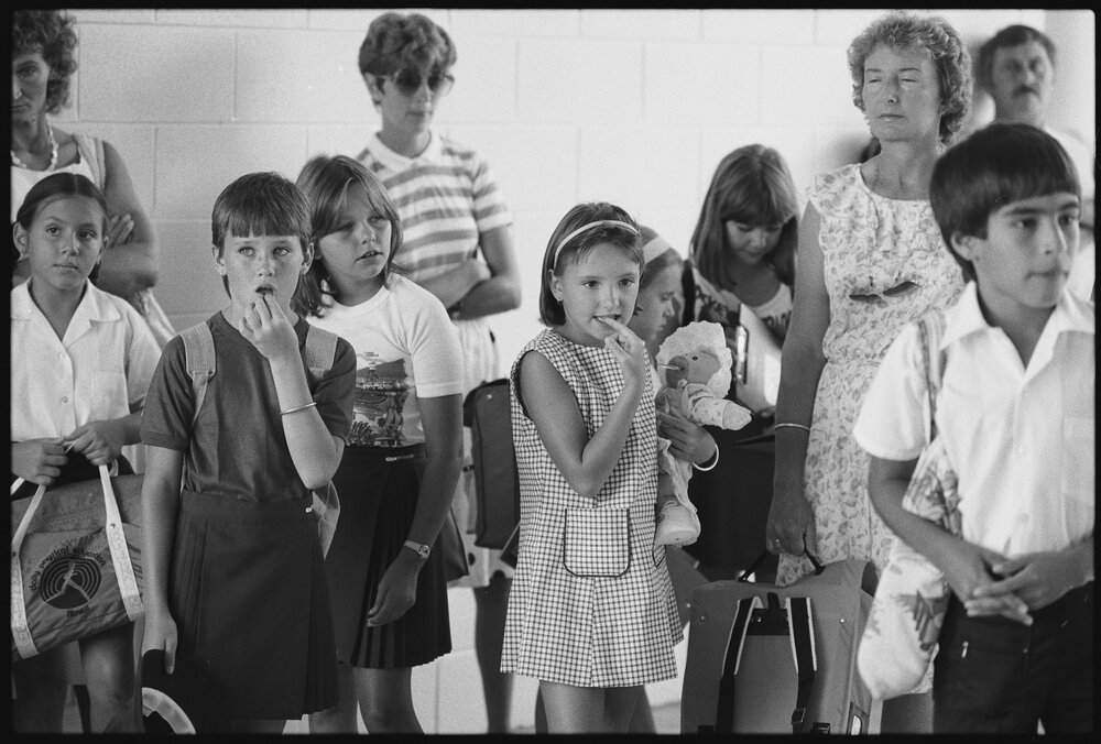 Unidentified primary school students with parents, first day of school, Ipswich, January 1986