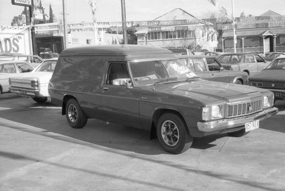 Holden HX Sandman panel van (1976), car advertisement for Currie Motors, Ipswich, August 1980