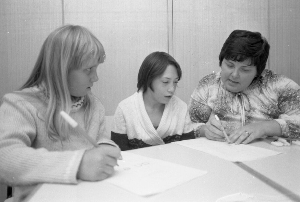 Jane Briscoe teaching two unidentified children, Ipswich, August 1980
