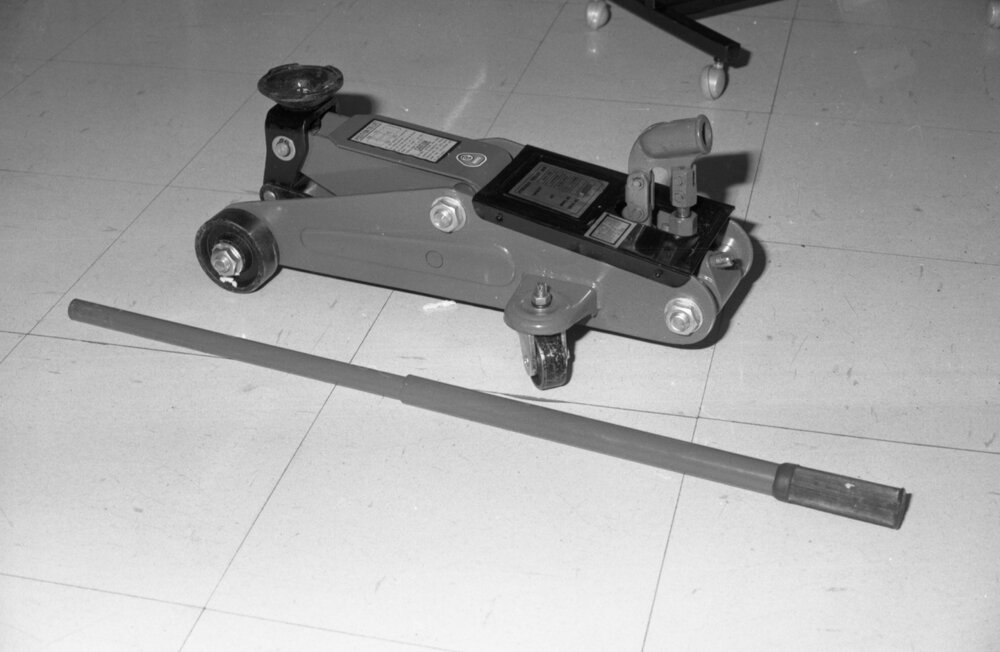 Hydraulic jack, Ipswich, August 1980