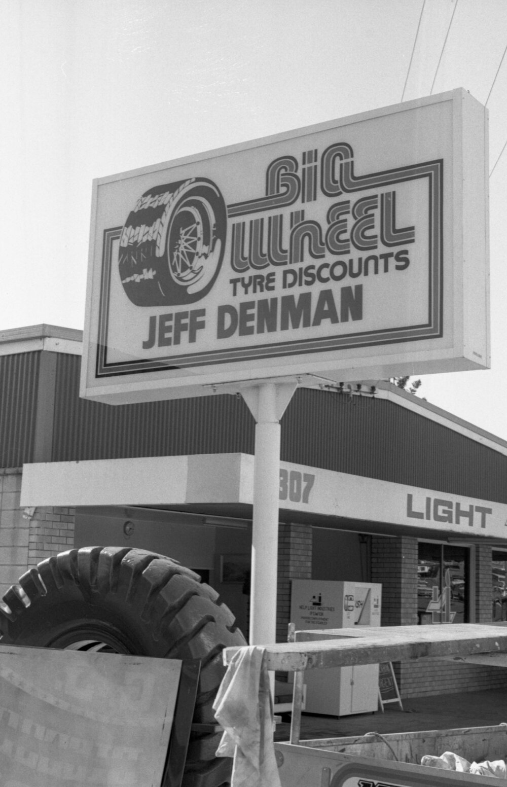 Jeff Denman's Big Wheel Tyre Discounts, Ipswich, August 1980