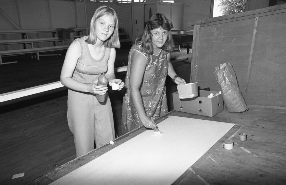 Young Unemployed People of Ipswich (Y.U.P.I.) painting at the Ipswich Showgrounds, Ipswich, December 1977