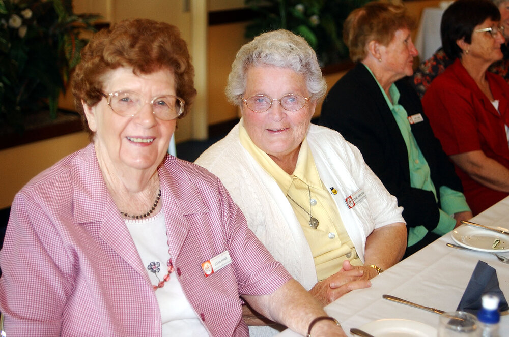 Joan Hyne and Esme Harlow at the Ipswich Heart Support Club reunion, Ipswich, September 2003