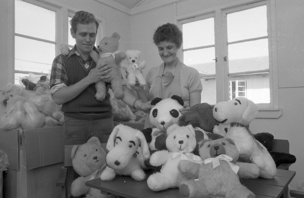 Unidentified man and woman with soft toys, Ipswich, September 1980