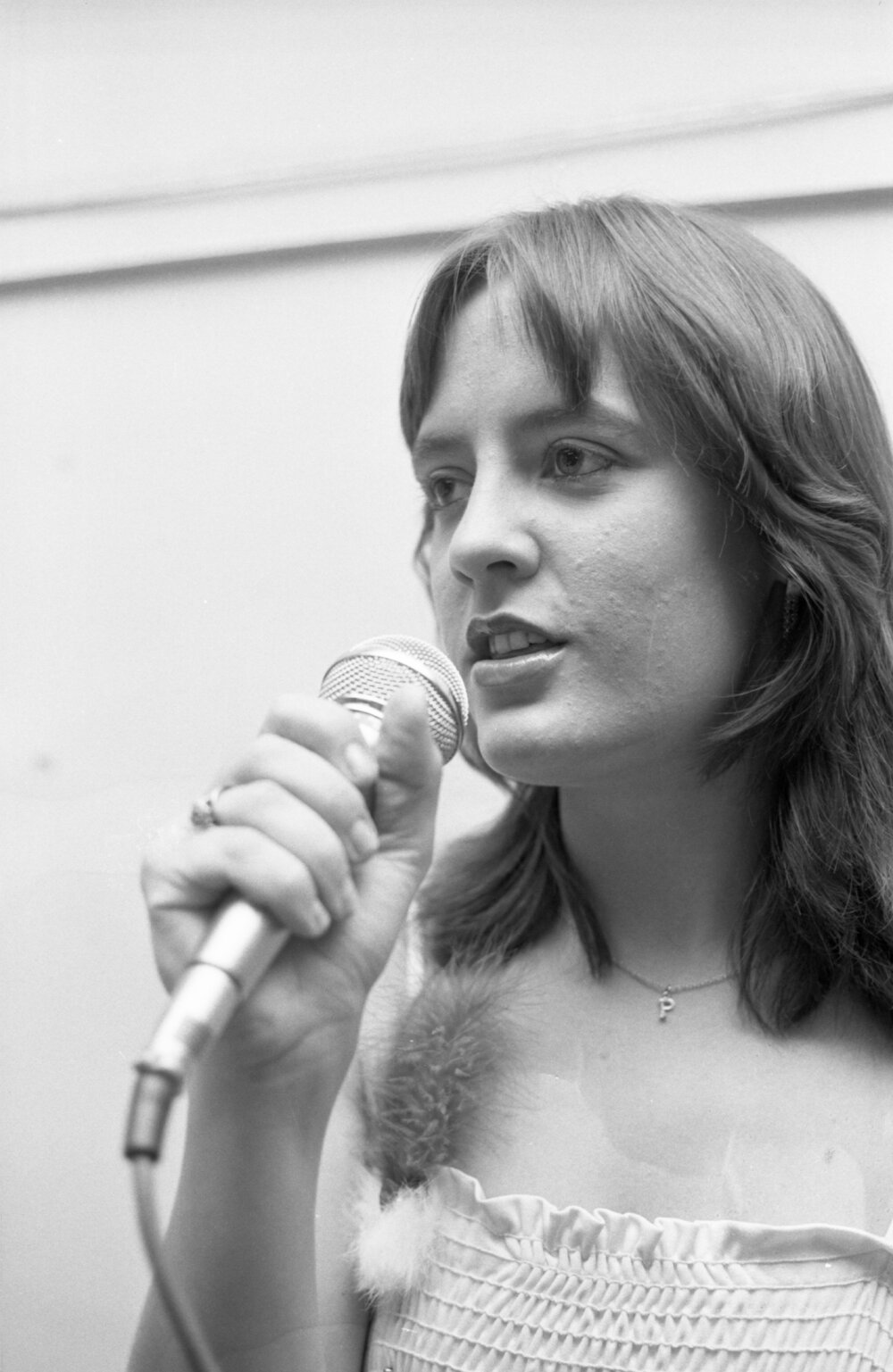 Unidentified Dusty's Talent Quest Entrant with microphone, Ipswich, September 1980