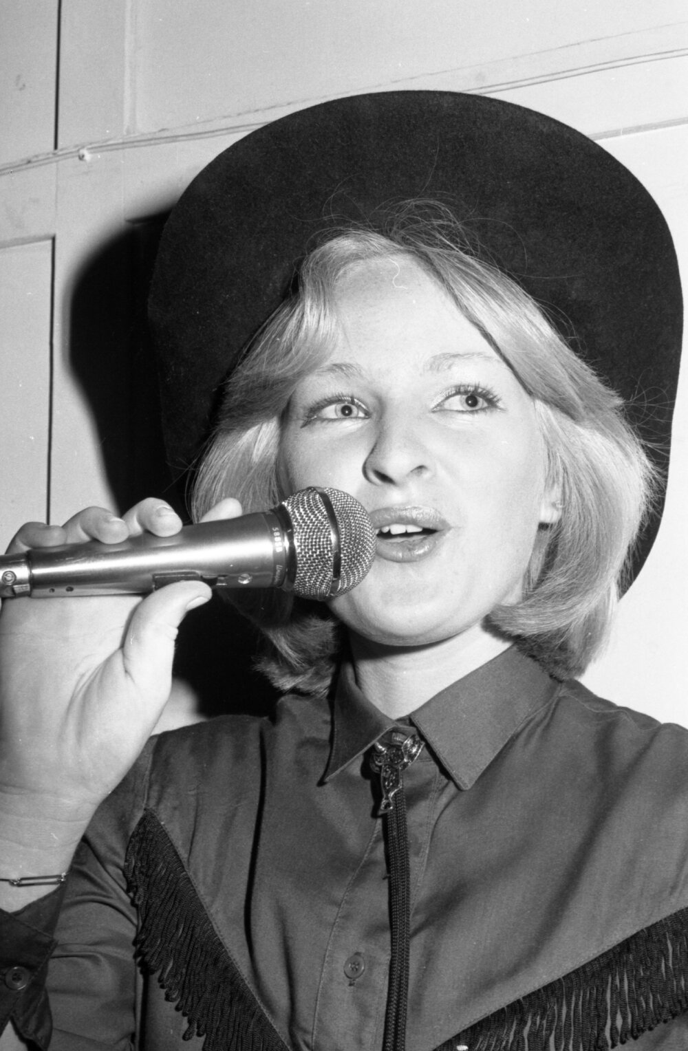 Unidentified woman singing into a microphone for Dusty's Talent Quest, Ipswich, September 1980