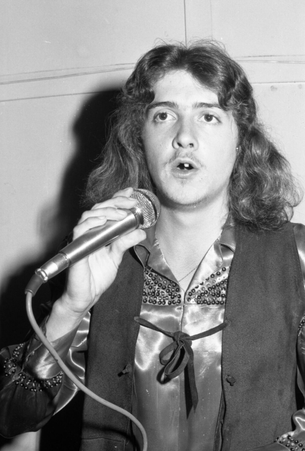Unidentified man singing into a microphone for Dusty's Talent Quest, Ipswich, September 1980