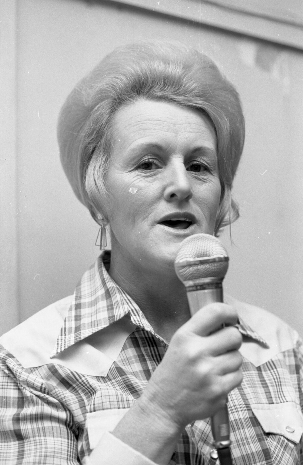 Unidentified woman performing for Dusty's Talent Quest, Ipswich, September 1980
