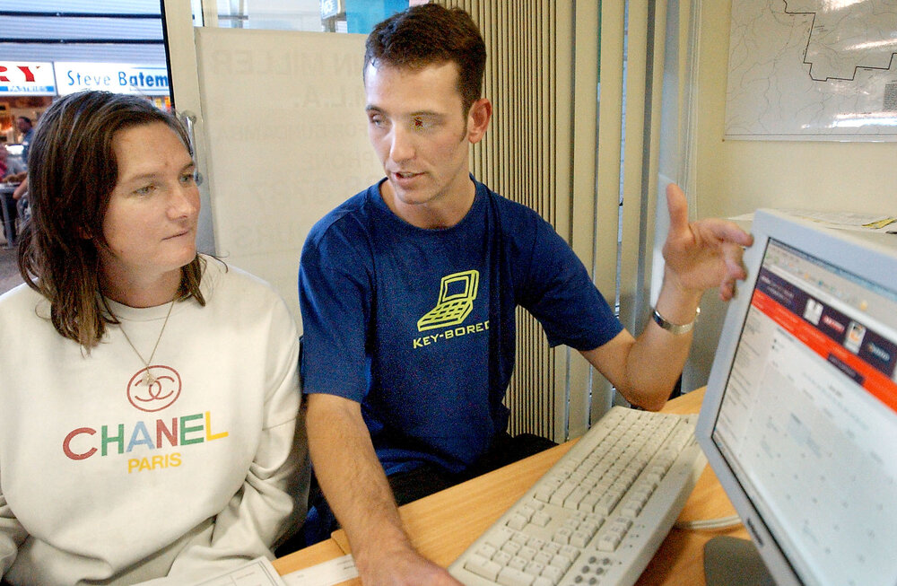 Jared Dart introduces a website to Karen Addison, Goodna, June 2003