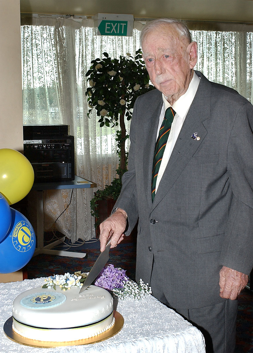 Folke Pommer about to cut the cake for the Probus 20th Anniversary luncheon held at the Brothers Leagues Club, Ipswich, April 2003