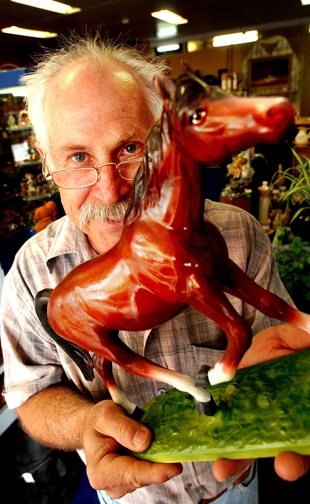 Rick Ziebel with a horse model for the Melbourne Cup, Ipswich, November 2003