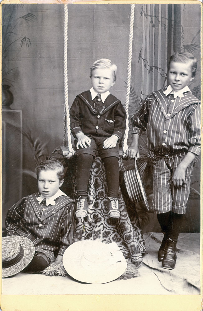 Unidentified children, thought to be from the Noble family of Walloon, Ipswich, 1894-1896