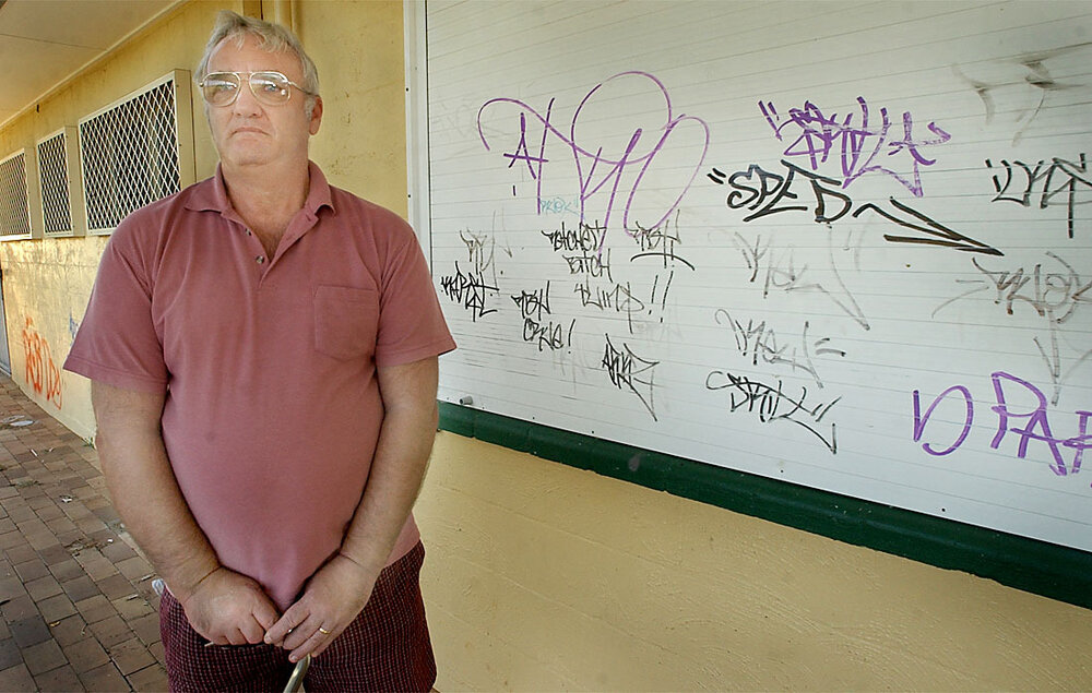Chris Smith at the youth drop-in centre, Ipswich, May 2003