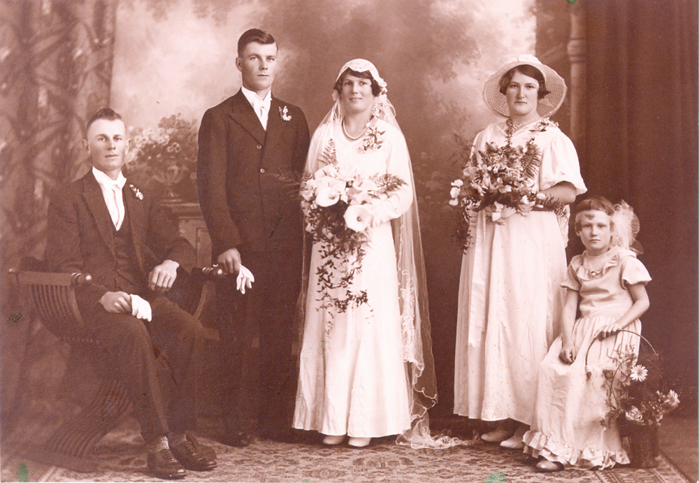 Bridal party of Ronald William Lismore and Ivy May (nee Teves) Smith, Ipswich, 1934