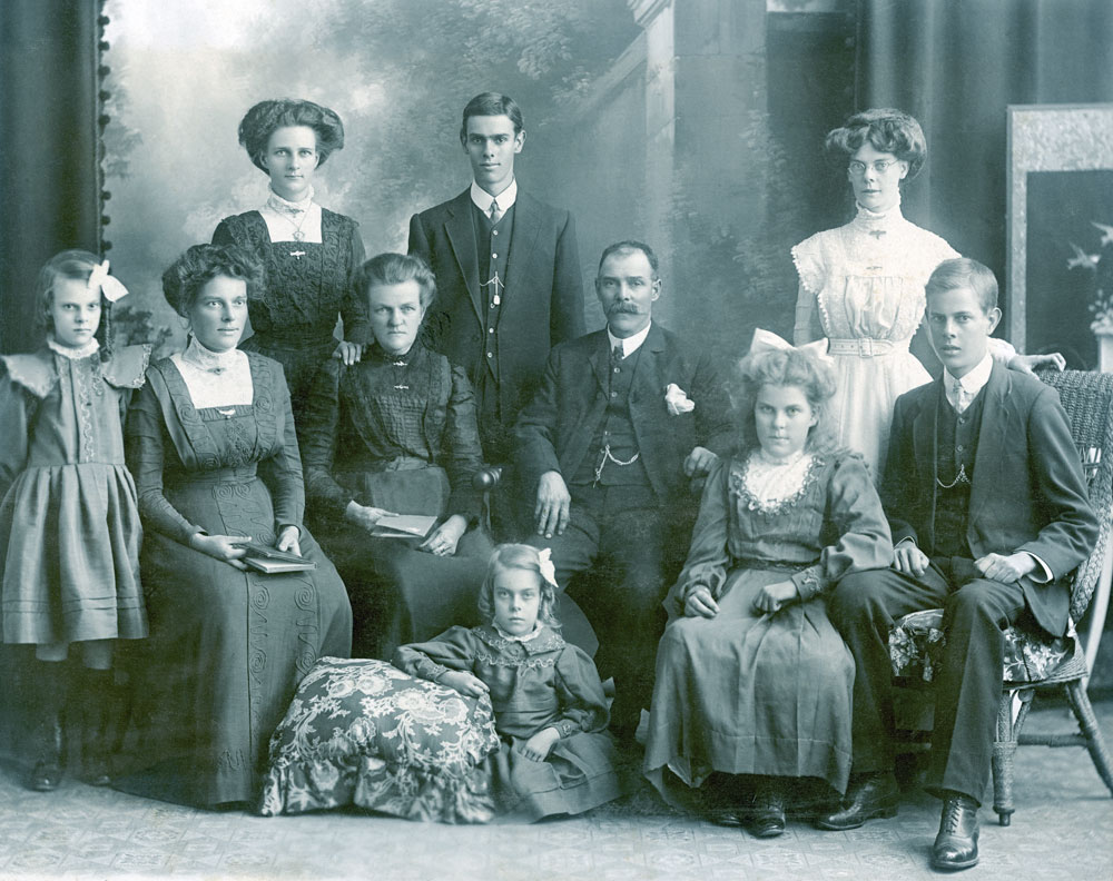 James and Eliza Poole with their eight children, Ipswich c.1911