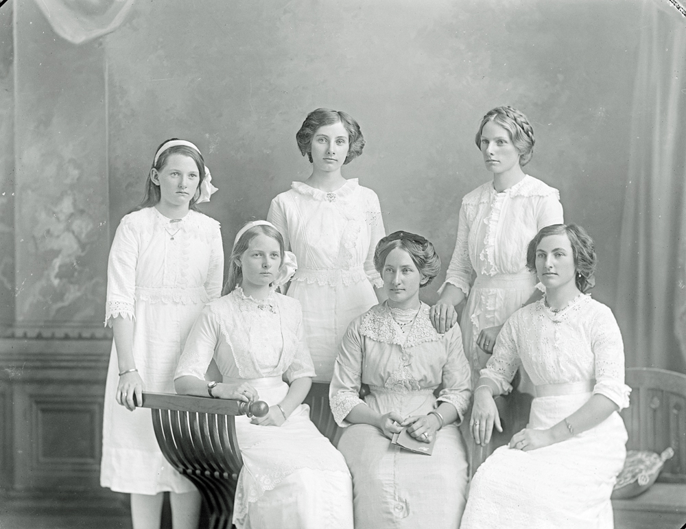 Unidentified group of women and girls, Ipswich, early 1900s
