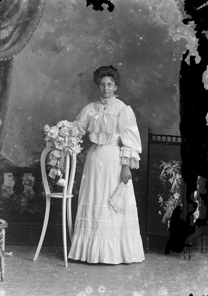 Unidentified women, Whitehead Studio portrait, Ipswich, c.1910