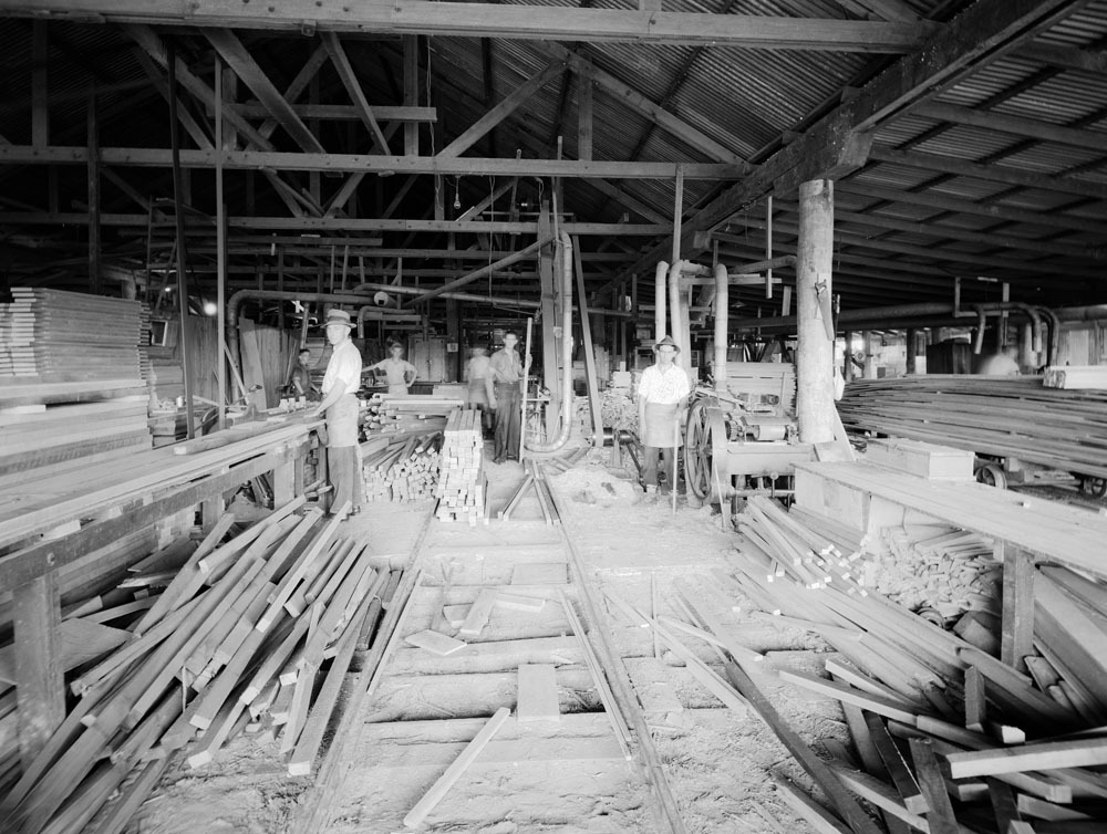 Hancock Brothers' Sawmill, interior images, North Ipswich, 1950s