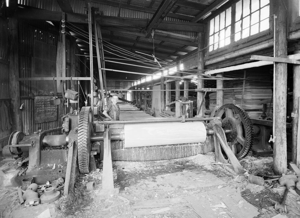 Hancock Brothers' Sawmill, interior images, North Ipswich, 1950s