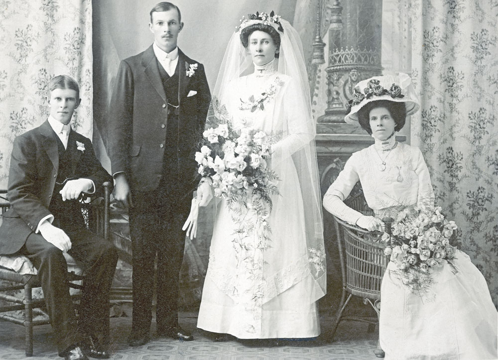 Bridal party of Aaron Major and Maria Emilie (nee Buhse) Noble, Ipswich, 1911