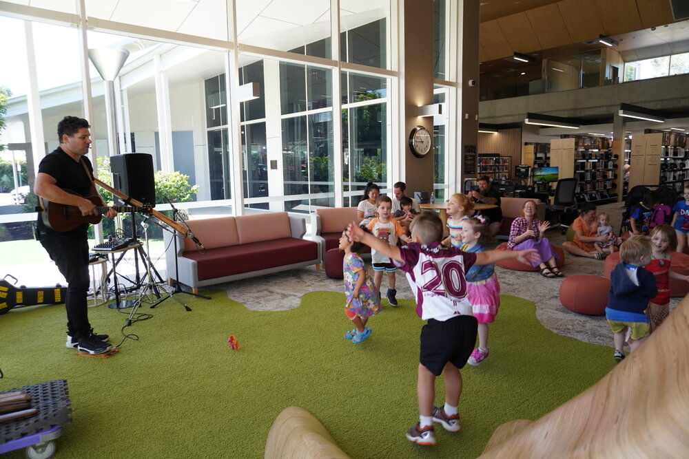 Children's storyteller and musician Lucas Proudfoot performing at Rosewood Library, Ipswich, 2022