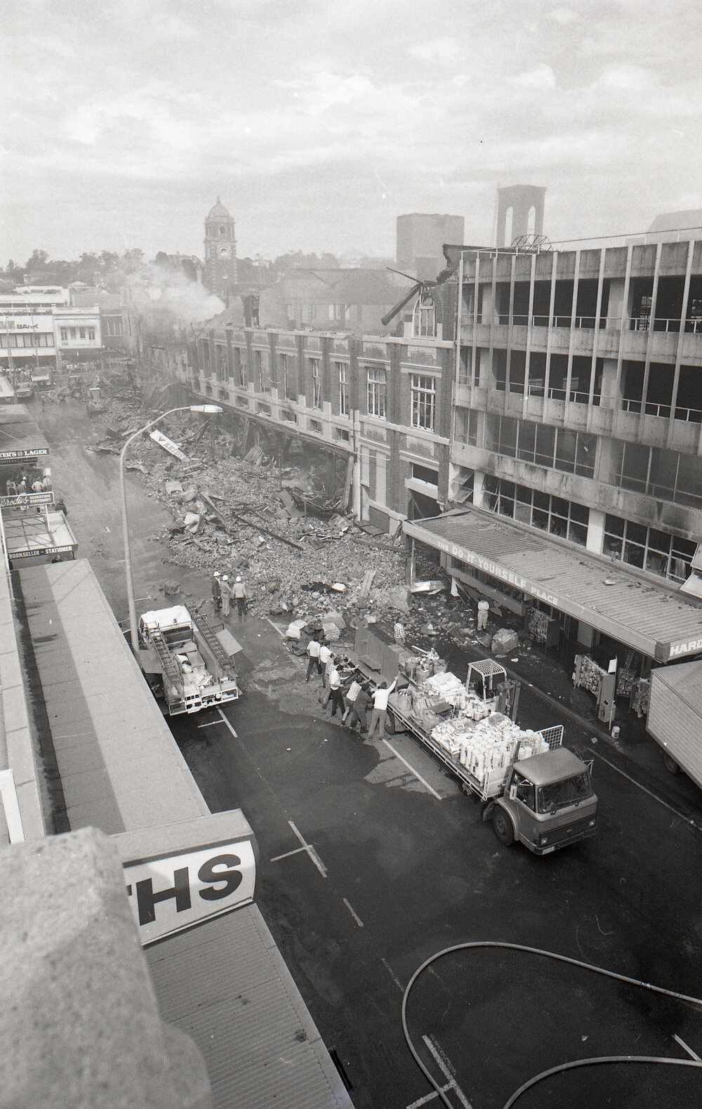 Removing stock from the hardware store, following the  Reid's (Cribb &amp; Foote) fire, Bell Street, Ipswich, August 1985