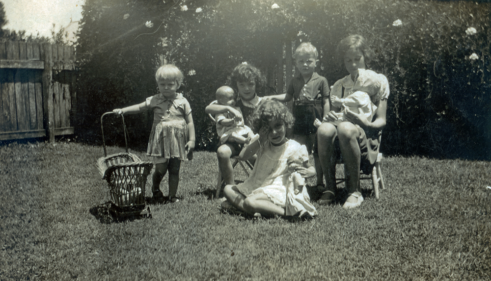 Children thought to be playing at the back of the Ulster Hotel, Ipswich, 1932