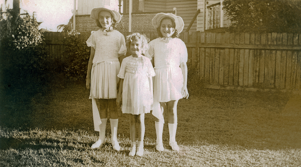 Children in backyard at Ulster Hotel, Ipswich, 1930s