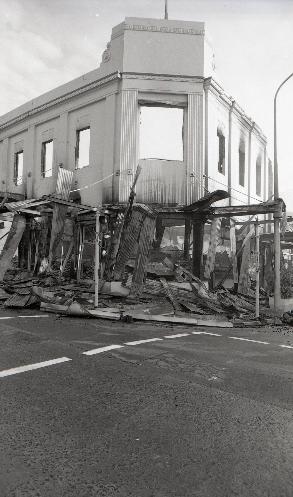 Aftermath of the Reid's (Cribb &amp; Foote) fire, corner of Brisbane and Bell Streets, Ipswich, August 1985