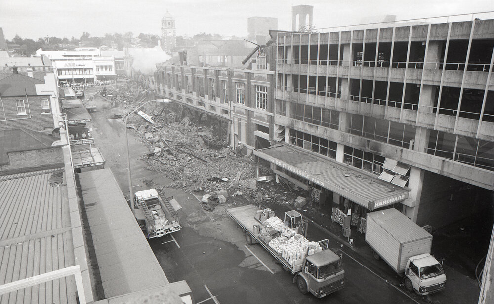 Removing stock from the hardware store, following the  Reid's (Cribb &amp; Foote) fire, Bell Street, Ipswich, August 1985