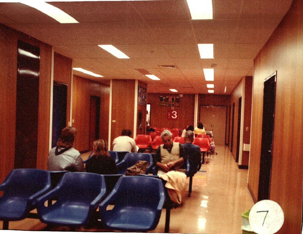 RECONSTRUCTION of the 80s: Waiting room, 1985