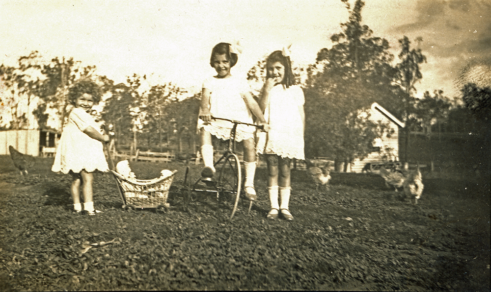 Edna, Dulcie and Del Foote at their home at Rockdale Farm, Peak Crossing, Ipswich, ca. 1930