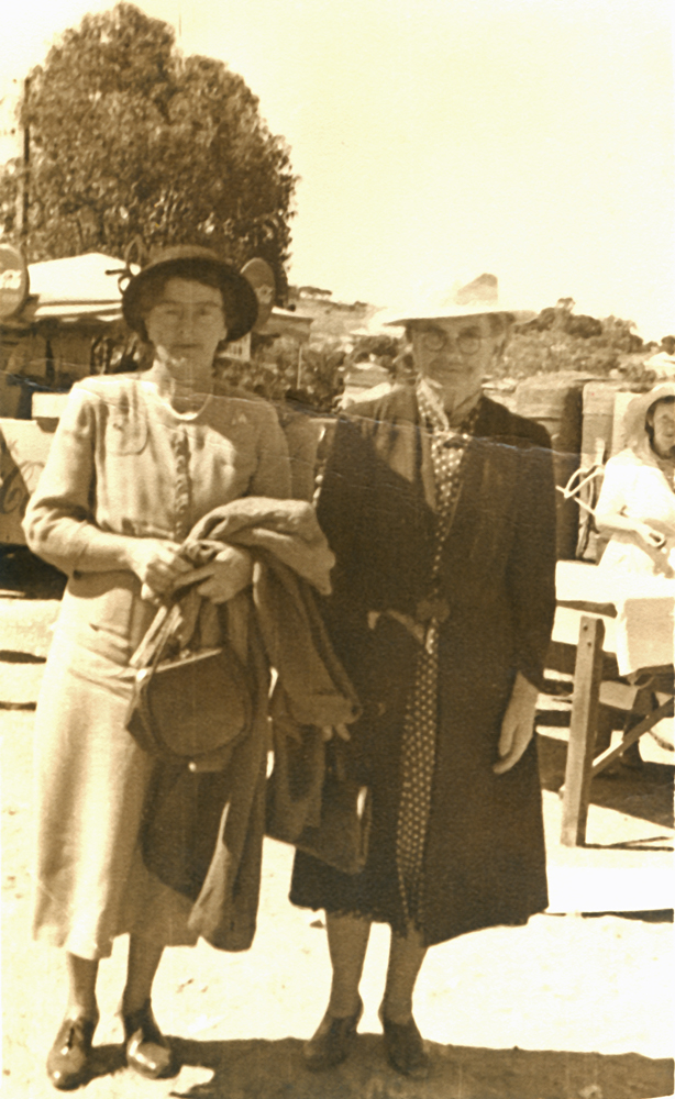 Isabella Johnston and her mother, Jane Whyte, at the Rosewood Show, Rosewood, Ipswich, 1930s