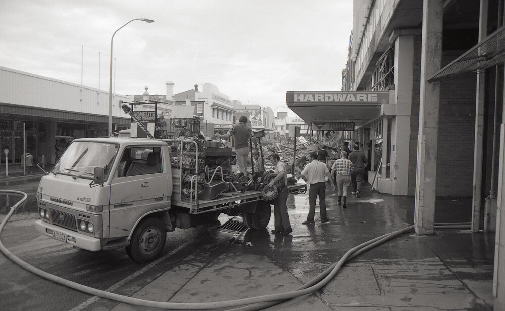 Removing stock from the hardware store, following the  Reid's (Cribb &amp; Foote) fire, Bell Street, Ipswich, August 1985
