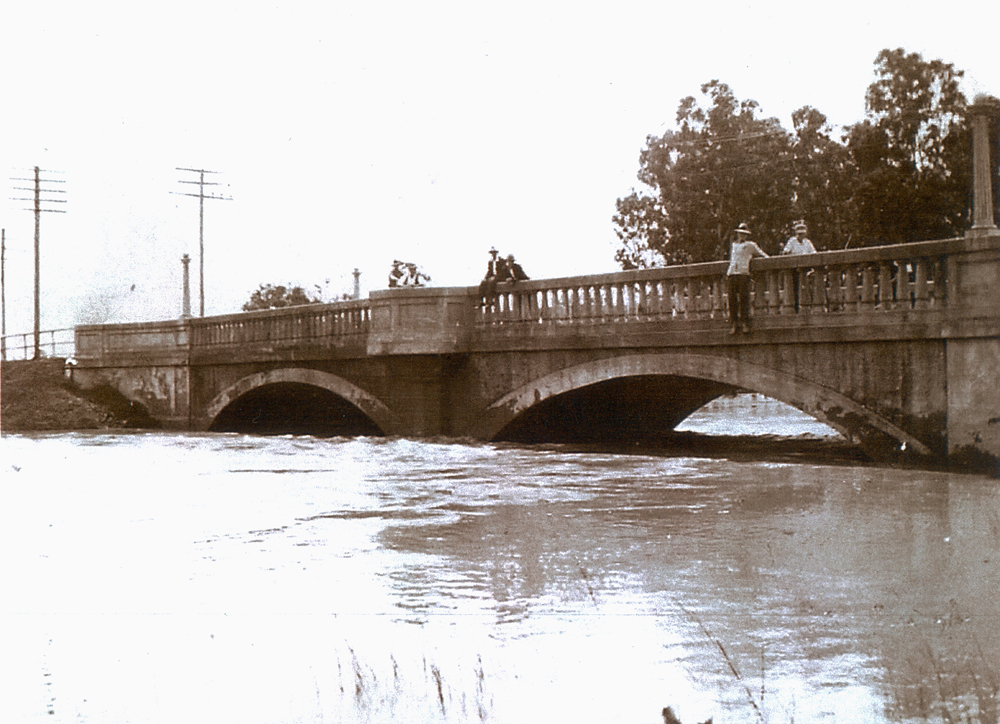 Bridge over Bundamba Creek during flood, Bundamba, Ipswich, 1927