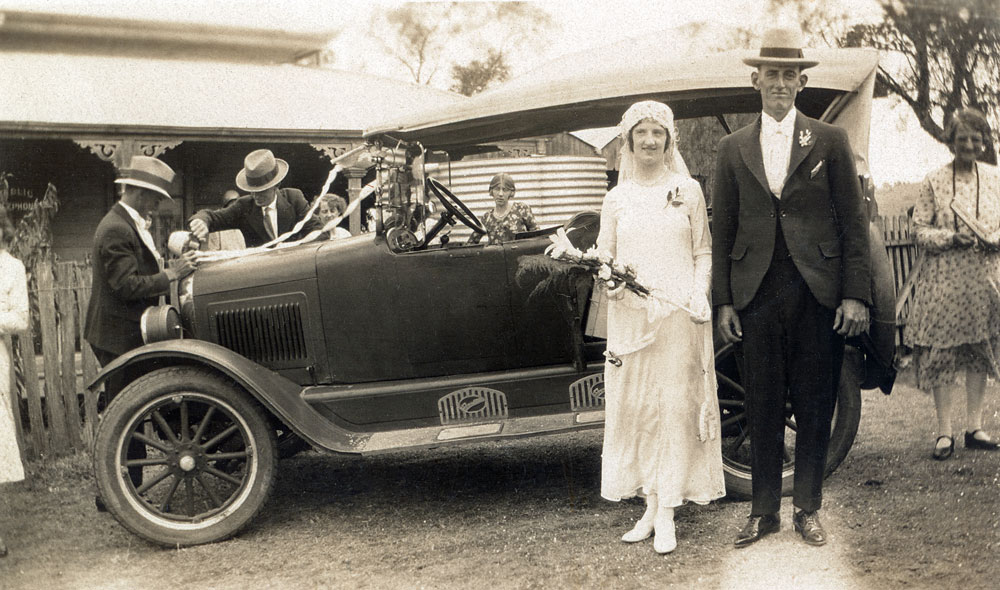 Lionel and Elsie Else (nee Goos) in front of their car, after their wedding, Ipswich, 1932