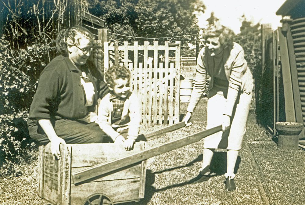 Family in backyard of home in Martin Street, Ipswich, c.1941