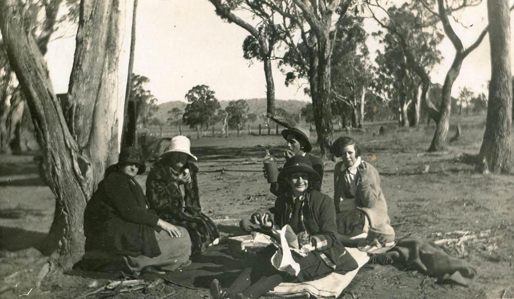 Ipswich group picnicking at Mutdapilly, Ipswich, 1930s