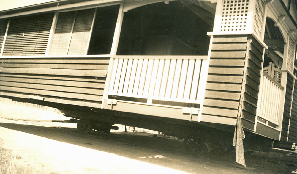 Relocating house from Woodford Street to 4 Shine Street, One Mile, Ipswich, 1939