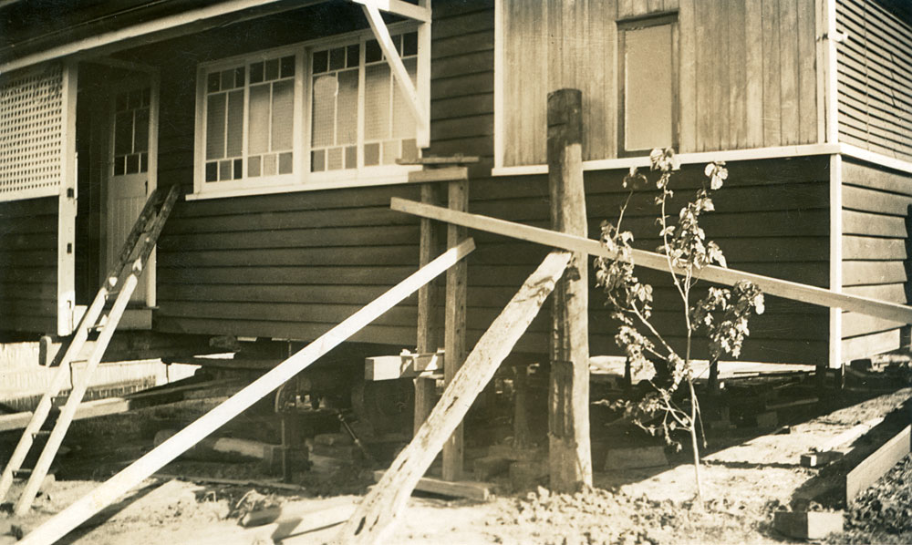 Relocating house from Woodford Street to 4 Shine Street, One Mile, Ipswich, 1939