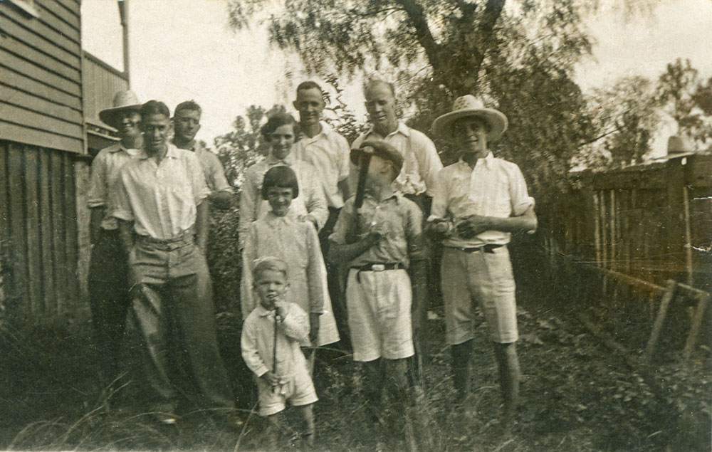 Hinton and Elliott families, Ipswich, 1931
