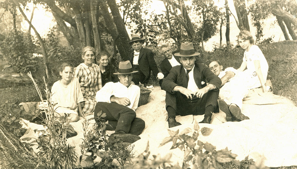 Elliott or Hinton family on picnic in the Ipswich area, late 1930s