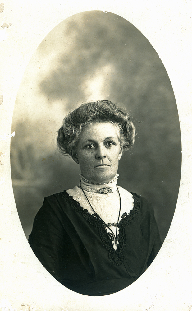 Minnie (Mary) Brown (nee McLeary), Ipswich, ca. 1911