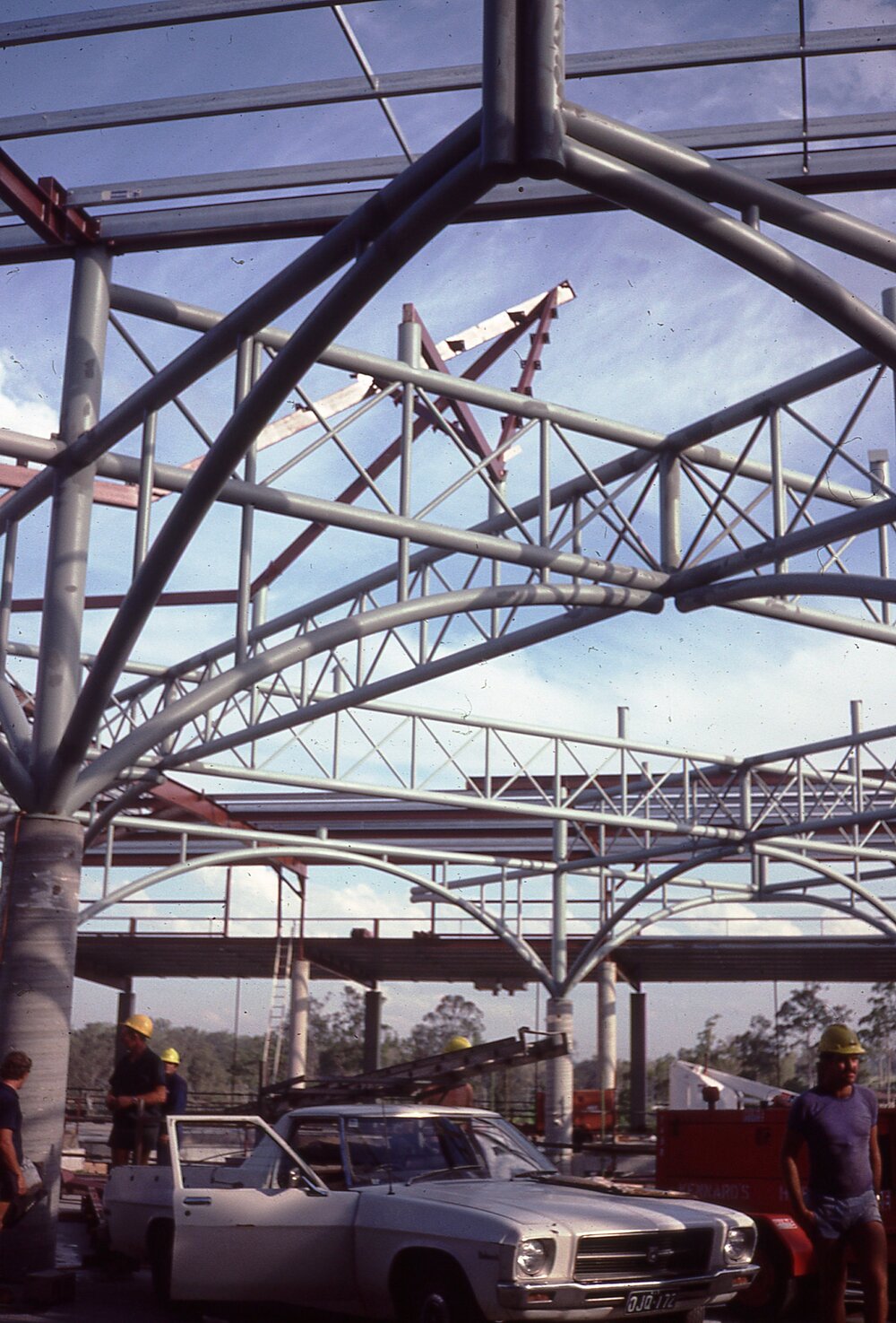 Installation of the arched trusses of Redbank Plaza, Redbank, Ipswich, c.1985