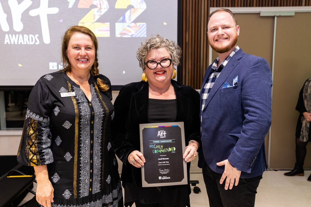 Mayor Teresa Harding with artist Jodi Bowen and Councillor Andrew Fechner at the Ipswich Art Awards, 2022